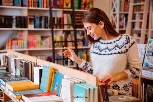 Quant aux tables des libraires, elles sont envahies par une multitude de livres à succès avec des titres plein d'humour.