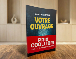 Trophée du prix CoolLibri posé sur une pile de livres